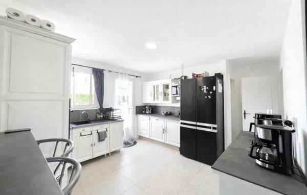 Au calme à Saint-André de Cubzac dans un quartier résidentiel , Découvrez  cette Maison d'habitation d'environ de 115 m2 sur un terrain d'environ 1001 m2 - Piscinable - Jardin arboré - Cabanon