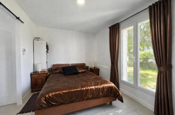 Au calme à Saint-André de Cubzac dans un quartier résidentiel , Découvrez  cette Maison d'habitation d'environ de 115 m2 sur un terrain d'environ 1001 m2 - Piscinable - Jardin arboré - Cabanon