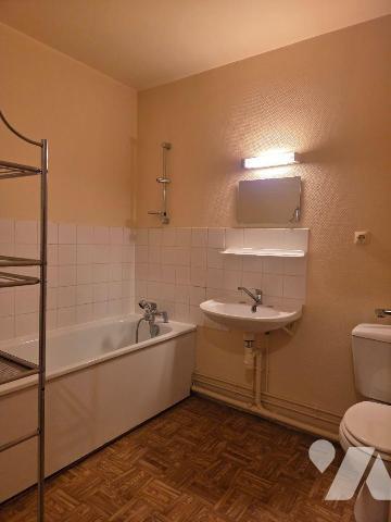 ALENCON (61), quartier Courteille, proche écoles et commodités, appartement en copropriété, de ...