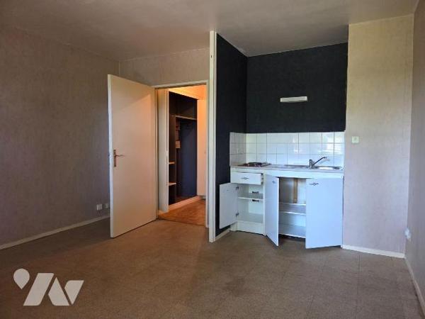 ALENCON (61), quartier Courteille, proche écoles et commodités, appartement en copropriété, de ...