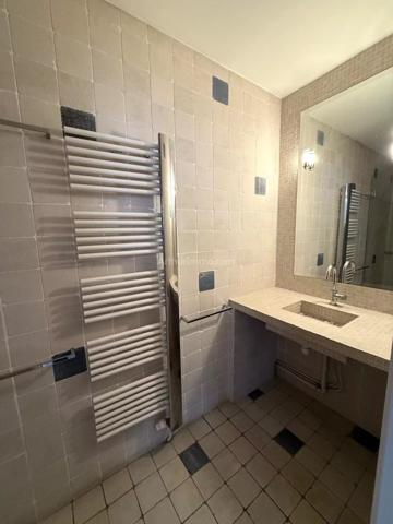 Vente                                                      Appartement
                        
                     4 pièces                      80 m2                     à Paris 3