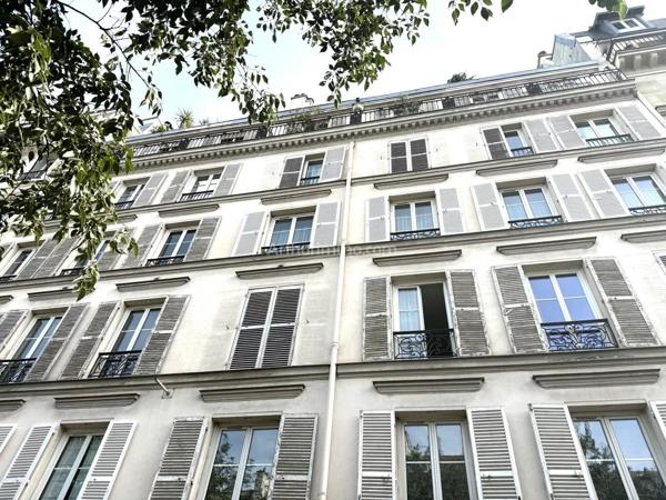 Vente                                                      Appartement
                        
                     4 pièces                      80 m2                     à Paris 3