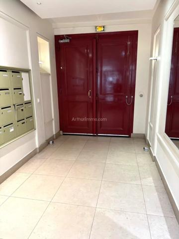 Vente                                                      Appartement
                        
                     4 pièces                      80 m2                     à Paris 3