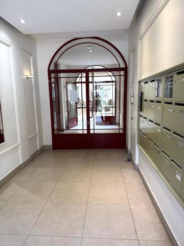 Vente                                                      Appartement
                        
                     4 pièces                      80 m2                     à Paris 3