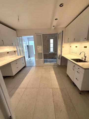 Vente                                                      Appartement
                        
                     4 pièces                      80 m2                     à Paris 3