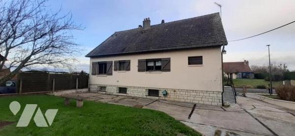 Maison sur sou-sol complet comprenant : au rez de chaussée : une entrée, séjour avec cheminée, ...