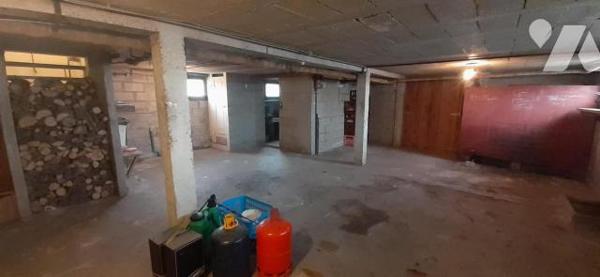 Maison sur sou-sol complet comprenant : au rez de chaussée : une entrée, séjour avec cheminée, ...