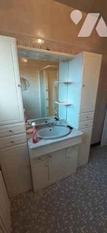 Maison sur sou-sol complet comprenant : au rez de chaussée : une entrée, séjour avec cheminée, ...