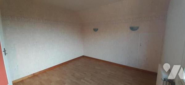 Maison sur sou-sol complet comprenant : au rez de chaussée : une entrée, séjour avec cheminée, ...