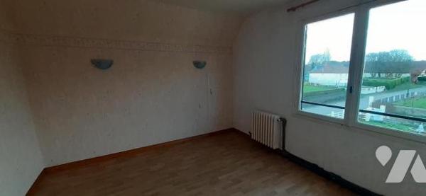 Maison sur sou-sol complet comprenant : au rez de chaussée : une entrée, séjour avec cheminée, ...