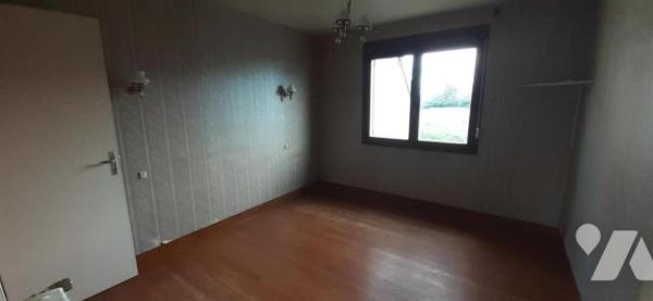 Maison sur sou-sol complet comprenant : au rez de chaussée : une entrée, séjour avec cheminée, ...