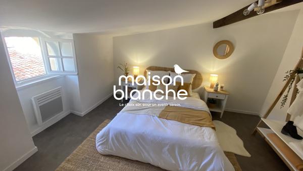 VIEUX BORDEAUX : Beau T3+bureau libre de 64m2 au sol environ Vue avec sur la Flèche St Michel