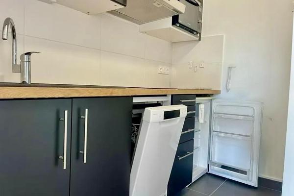 SUPERBE STUDIO RENOVE IMMEUBLE TRES BIEN ENTRETENU METRO PARMENTIER