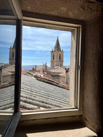 Bien atypique dans le centre de Saint Etienne les Orgues