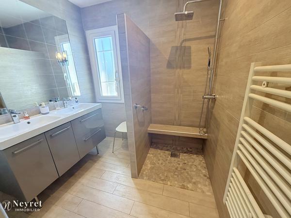 Maison de plain-pied 86 m² – Mornant, secteur La Condamine – 2 chambres, garage et extérieur aménagé