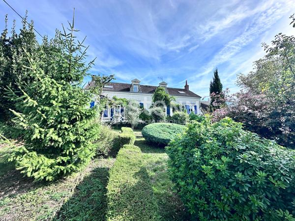 Vente élégante maison en pierre de tuffeau avec 4 chambres et bureau au coeur de Château-du-Loir (72500)