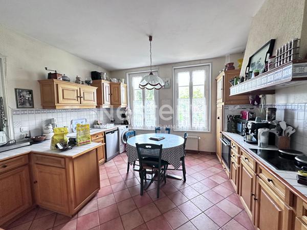 Vente élégante maison en pierre de tuffeau avec 4 chambres et bureau au coeur de Château-du-Loir (72500)