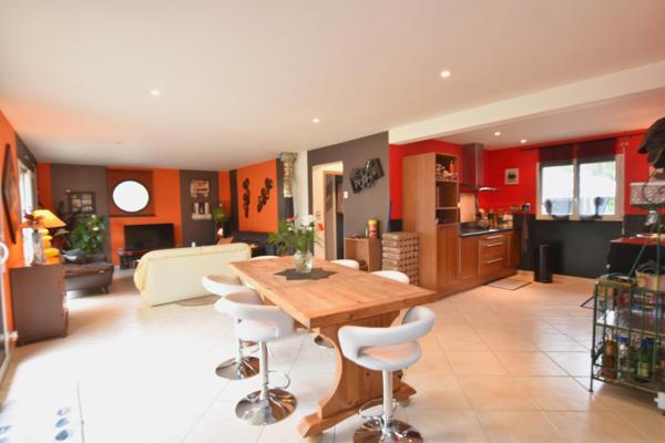 Maison à KERLAZ, 29100 - 5 pièces 140m²