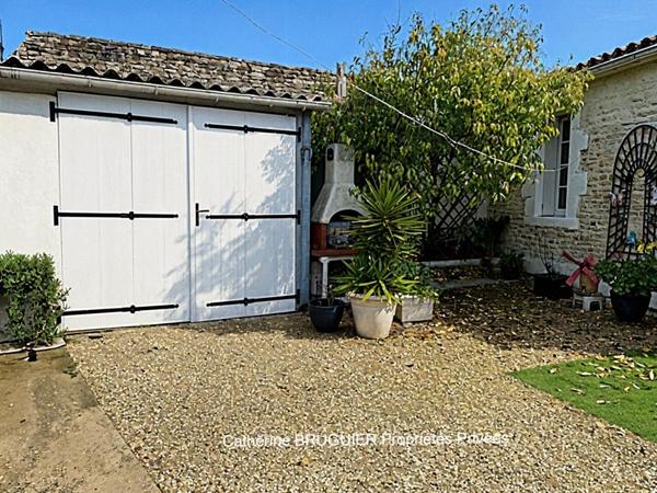 Charmante maison en pierre de plain pied centre village 83 m2 avec garage