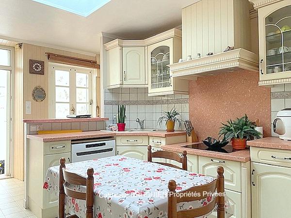 Charmante maison en pierre de plain pied centre village 83 m2 avec garage