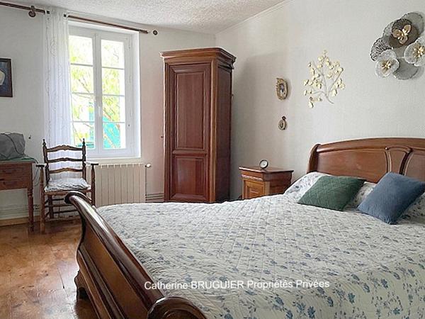 Charmante maison en pierre de plain pied centre village 83 m2 avec garage