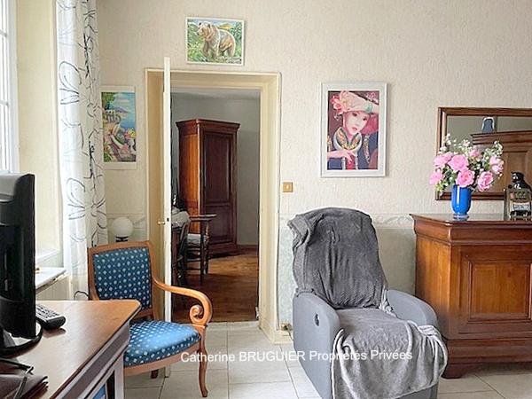 Charmante maison en pierre de plain pied centre village 83 m2 avec garage