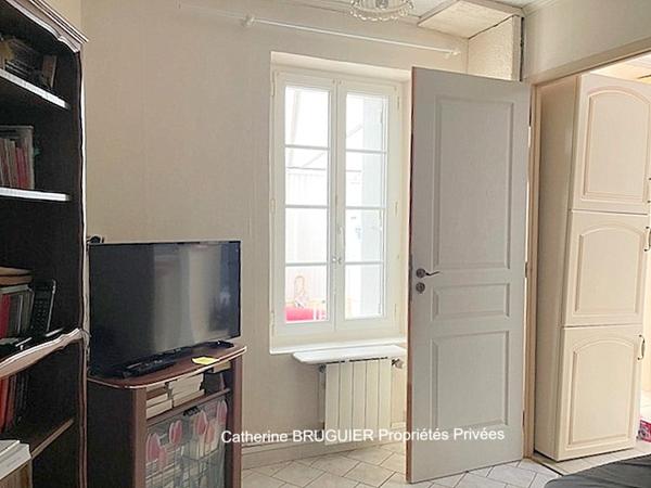 Charmante maison en pierre de plain pied centre village 83 m2 avec garage