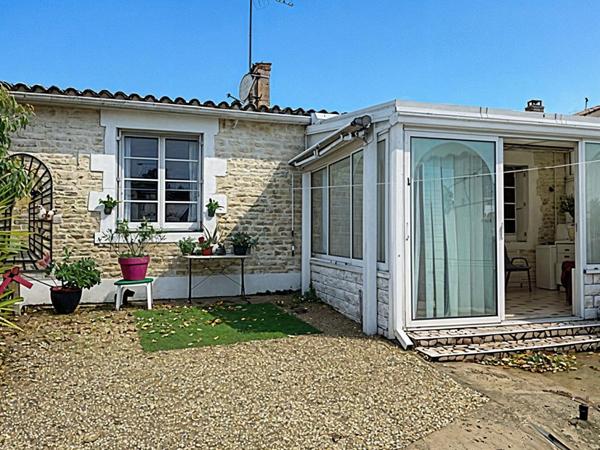 Charmante maison en pierre de plain pied centre village 83 m2 avec garage