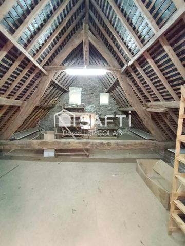 TRES GRANDE LONGERE EN PIERRES