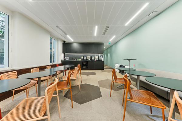 Bureau indépendant à louer Paris 8 terrasse privative et hall d accueil