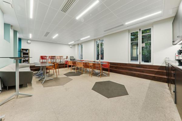 Bureau indépendant à louer Paris 8 terrasse privative et hall d accueil