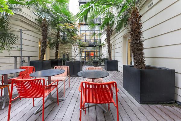 Bureau indépendant à louer Paris 8 terrasse privative et hall d accueil