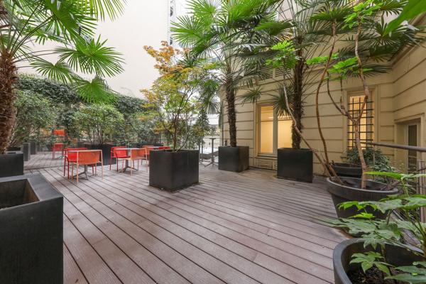 Bureau indépendant à louer Paris 8 terrasse privative et hall d accueil