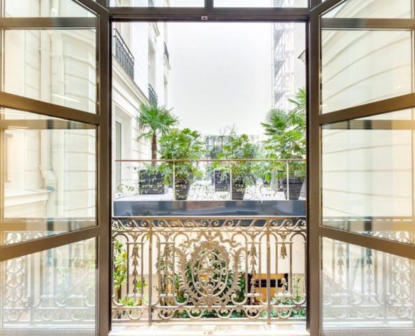 Bureau indépendant à louer Paris 8 terrasse privative et hall d accueil