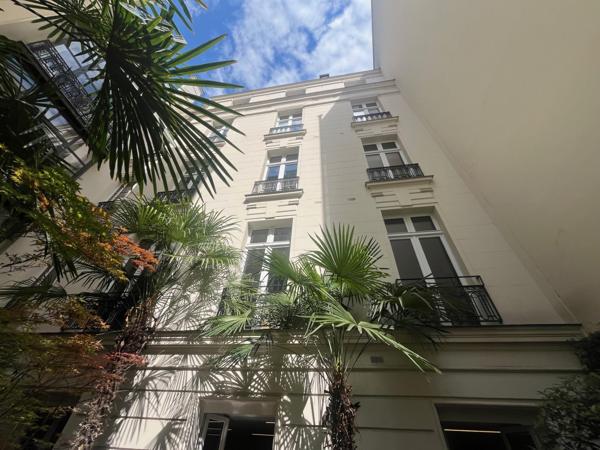 Bureau indépendant à louer Paris 8 terrasse privative et hall d accueil