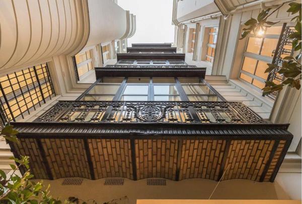 Bureau indépendant à louer Paris 8 terrasse privative et hall d accueil