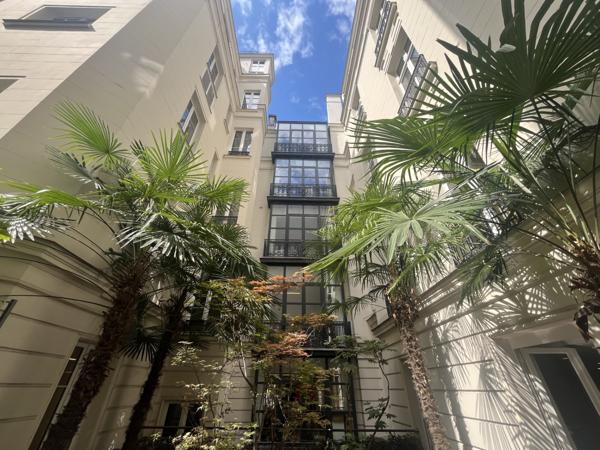 Bureau indépendant à louer Paris 8 terrasse privative et hall d accueil