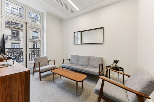 Bureau indépendant à louer Paris 8 terrasse privative et hall d accueil