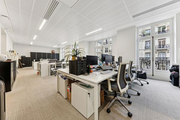Bureau indépendant à louer Paris 8 terrasse privative et hall d accueil