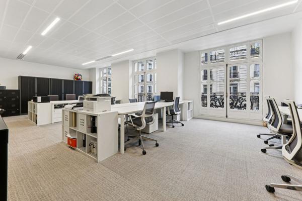 Bureau indépendant à louer Paris 8 terrasse privative et hall d accueil