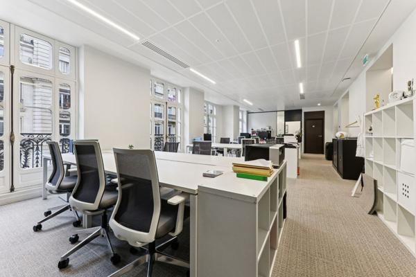 Bureau indépendant à louer Paris 8 terrasse privative et hall d accueil