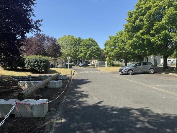 CHINON - A VENDRE BUREAUX DE 1 129 M² AVEC TERRAIN DIVISIBLE DE 12 236 M²