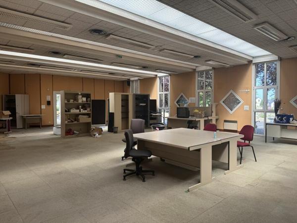 CHINON - A VENDRE BUREAUX DE 1 129 M² AVEC TERRAIN DIVISIBLE DE 12 236 M²
