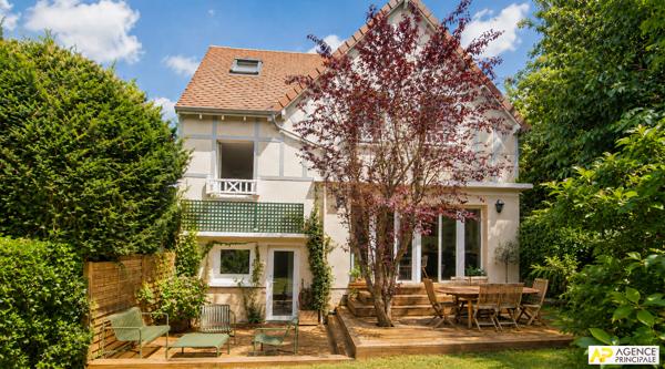 La Celle Saint-Cloud La Châtaigneraie - La Feuillaume sud - Maison 8 pièces 5 chambres, 185 m² habitables sur une parcelle de 460 m² 1 400 000 € **  - Référence  28176
