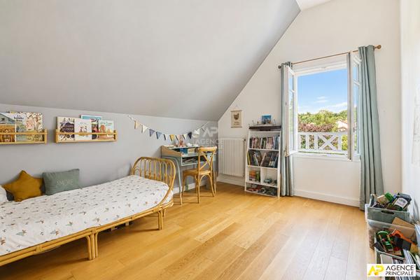 La Celle Saint-Cloud La Châtaigneraie - La Feuillaume sud - Maison 8 pièces 5 chambres, 185 m² habitables sur une parcelle de 460 m² 1 400 000 € **  - Référence  28176