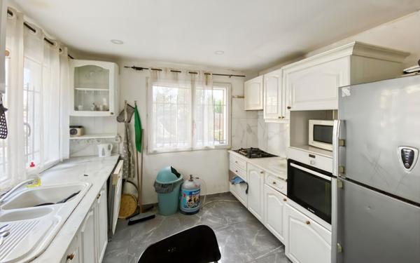 Immeuble à vendre    10 pièces • 274 m2 Marseille 11