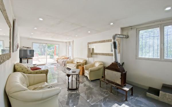 Immeuble à vendre    10 pièces • 274 m2 Marseille 11