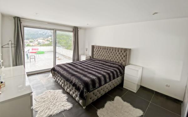 Immeuble à vendre    10 pièces • 274 m2 Marseille 11