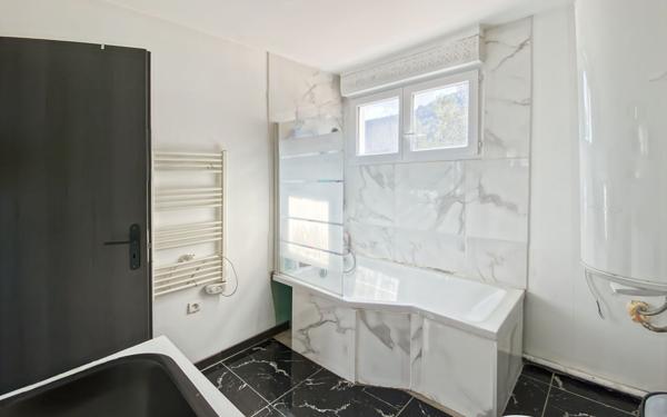 Immeuble à vendre    10 pièces • 274 m2 Marseille 11