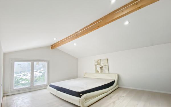 Immeuble à vendre    10 pièces • 274 m2 Marseille 11